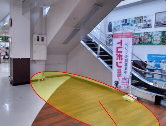 【オリンピック港北ニュータウン店】プロモーションに最適な1Fエスカレーター脇スペース