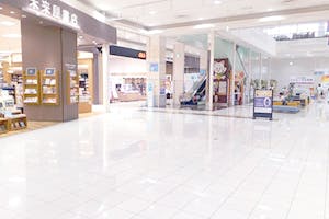 【イオンモール佐野新都市】プロモーションや物販、食物販のポップアップストアに適した1F D通路の催事イベントスペース