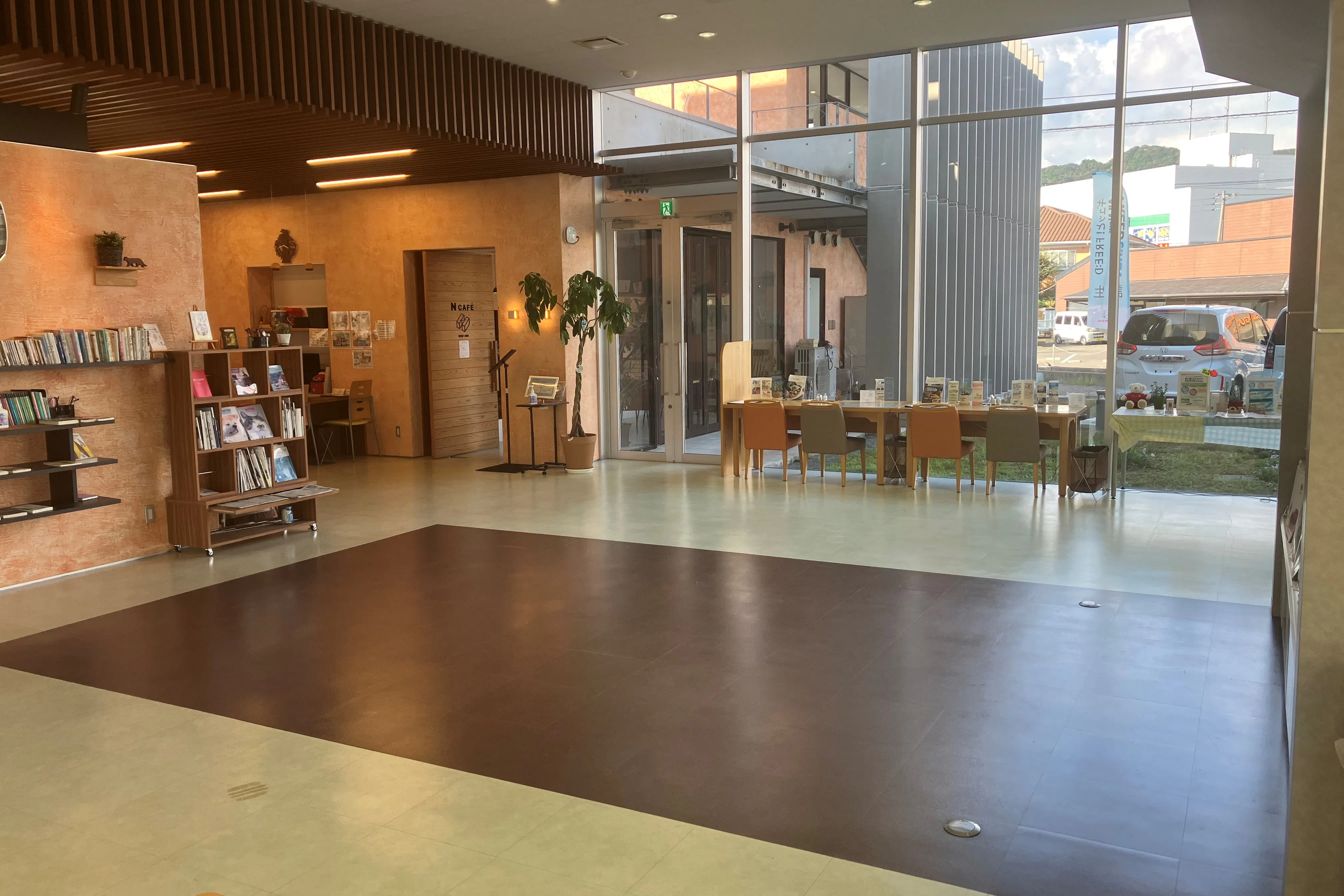 【ホンダカーズ光東 山口東店】ワークショップ等の体験イベントやプロモーションイベントに活用可能なカーディーラーショールーム内にあるイベントスペース