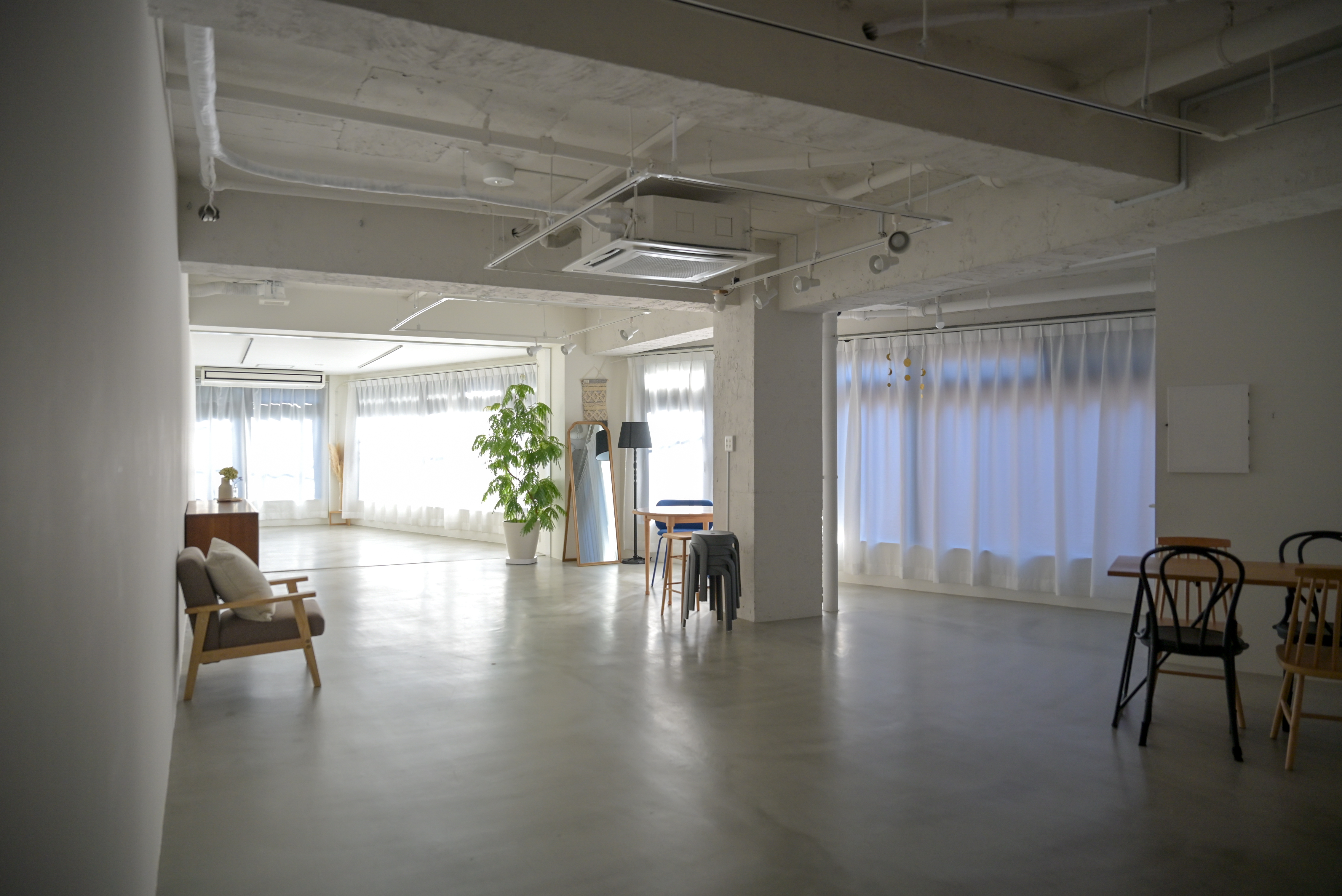 夕方近くの西側は薄暗くなります