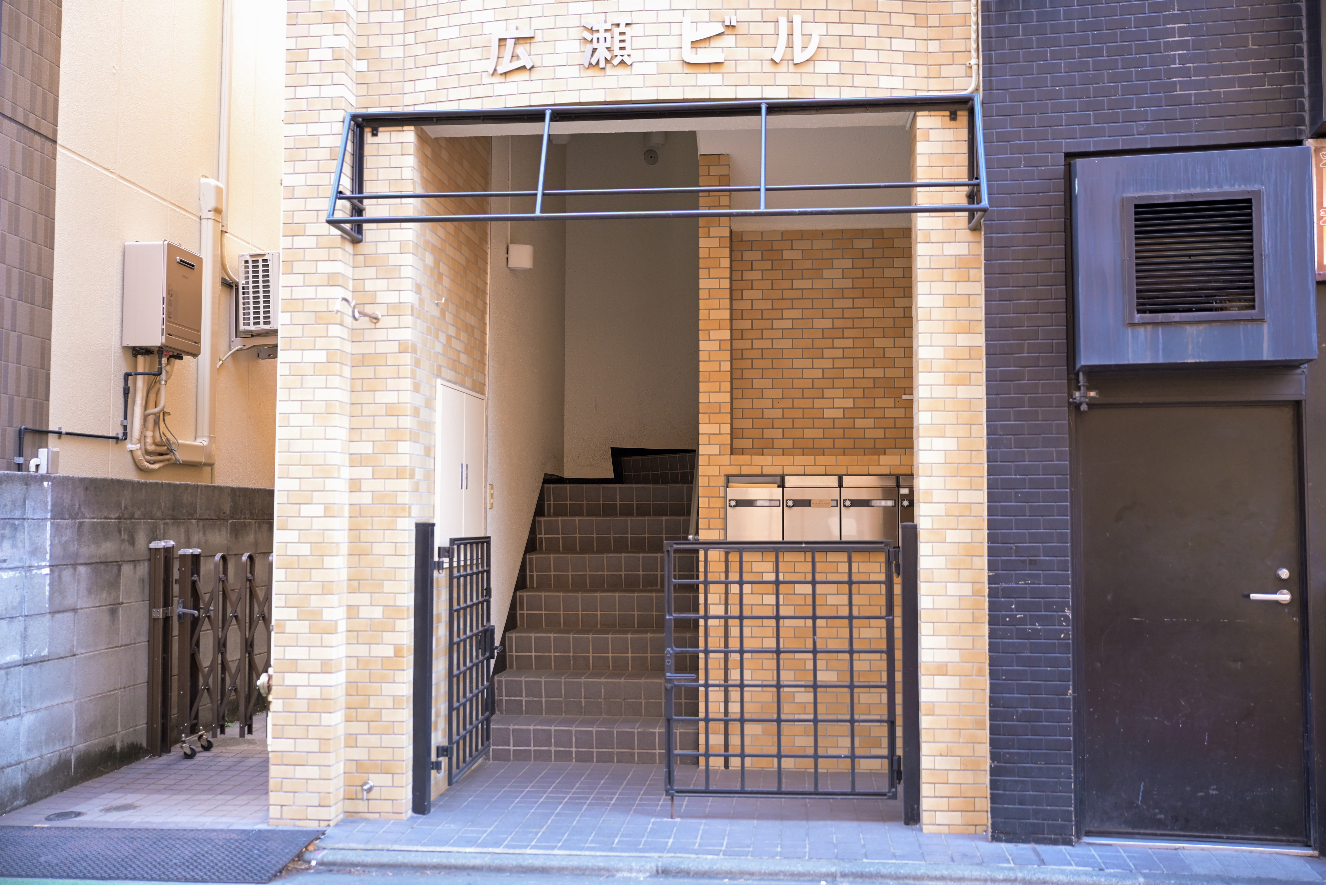 ビル入口からは階段のみとなります