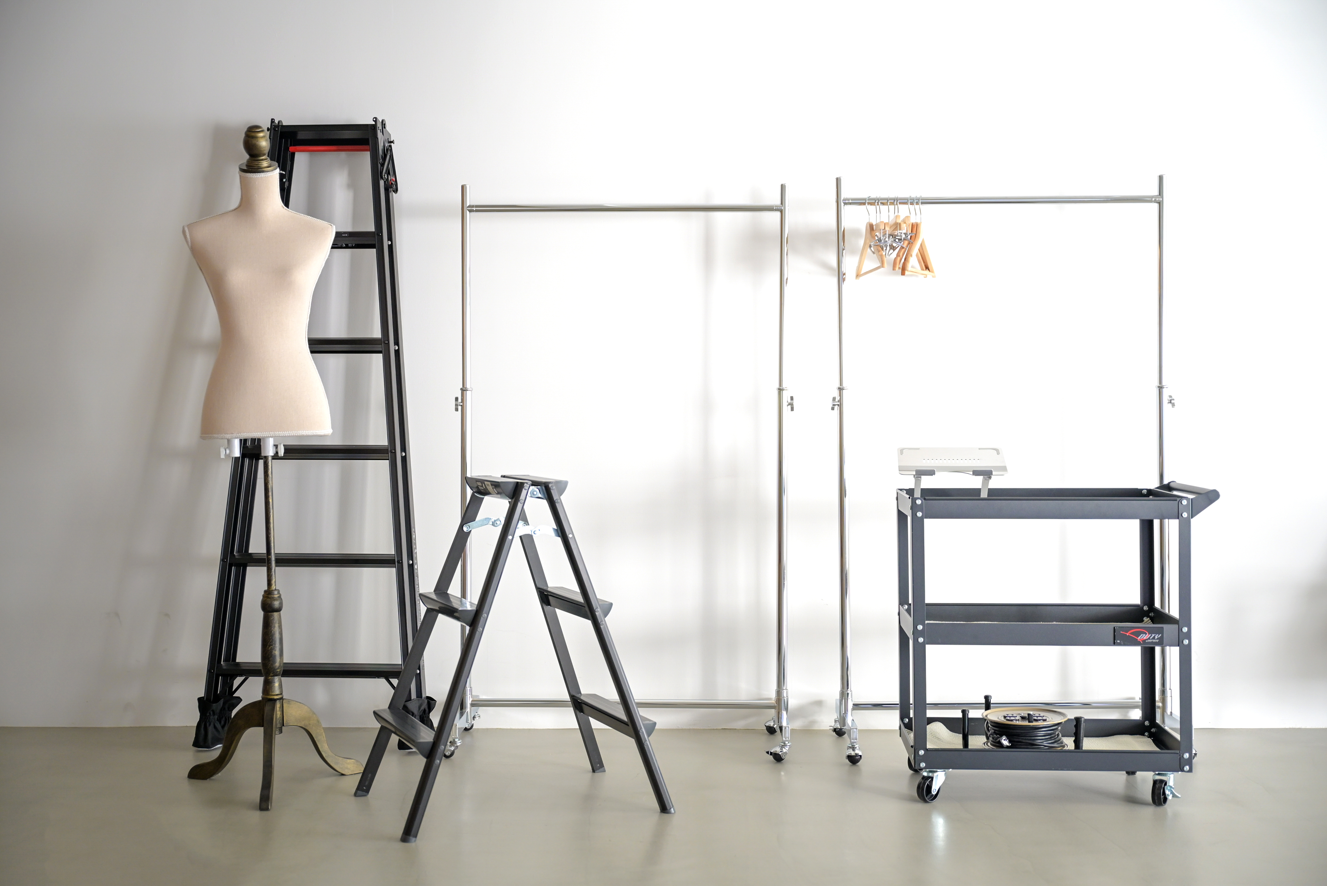 ハンガーラックやトルソーなど什器が揃っています