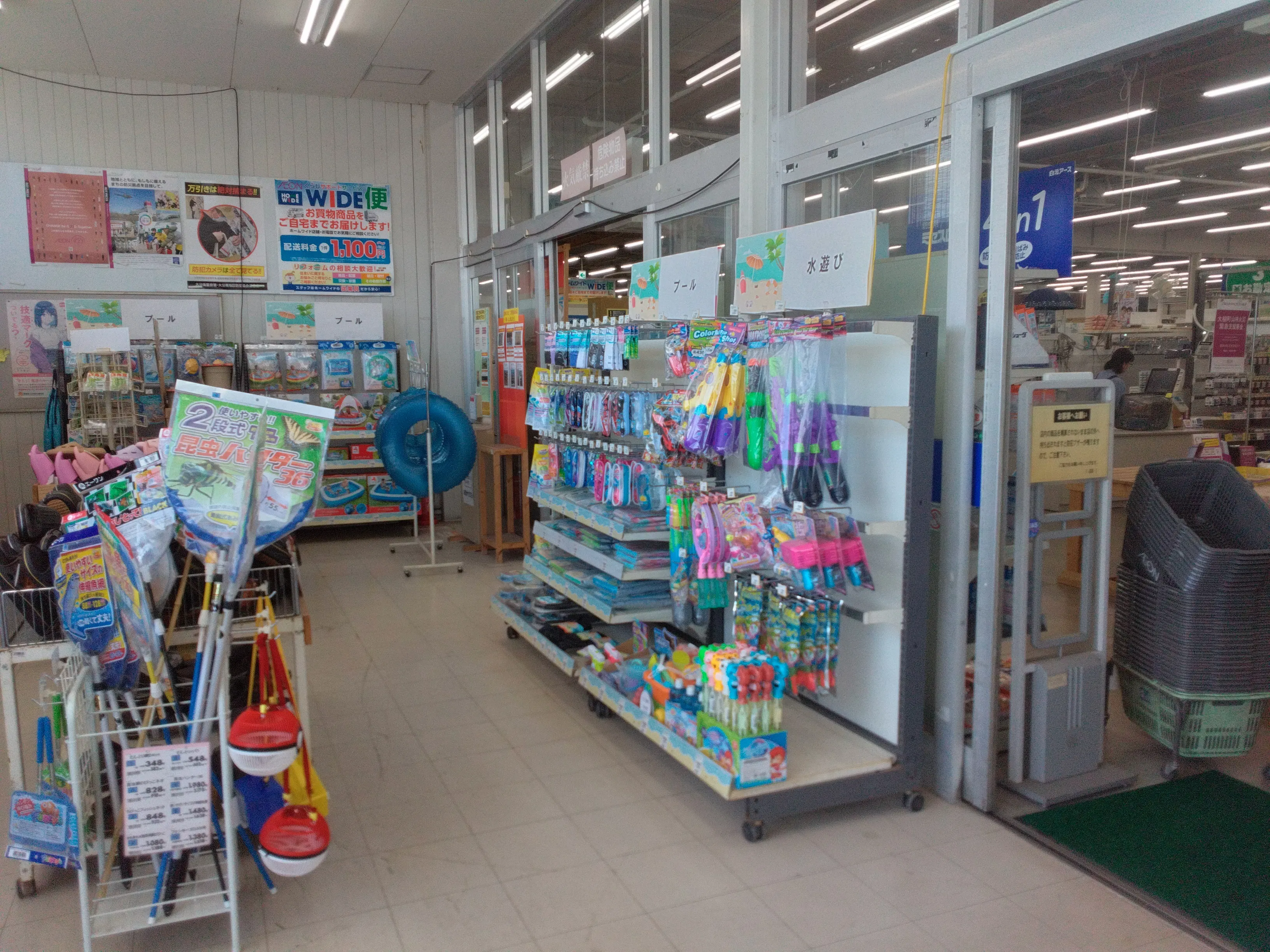 【ホームワイド挾間店（大分県）】店内　風除室　催事スペースの画像