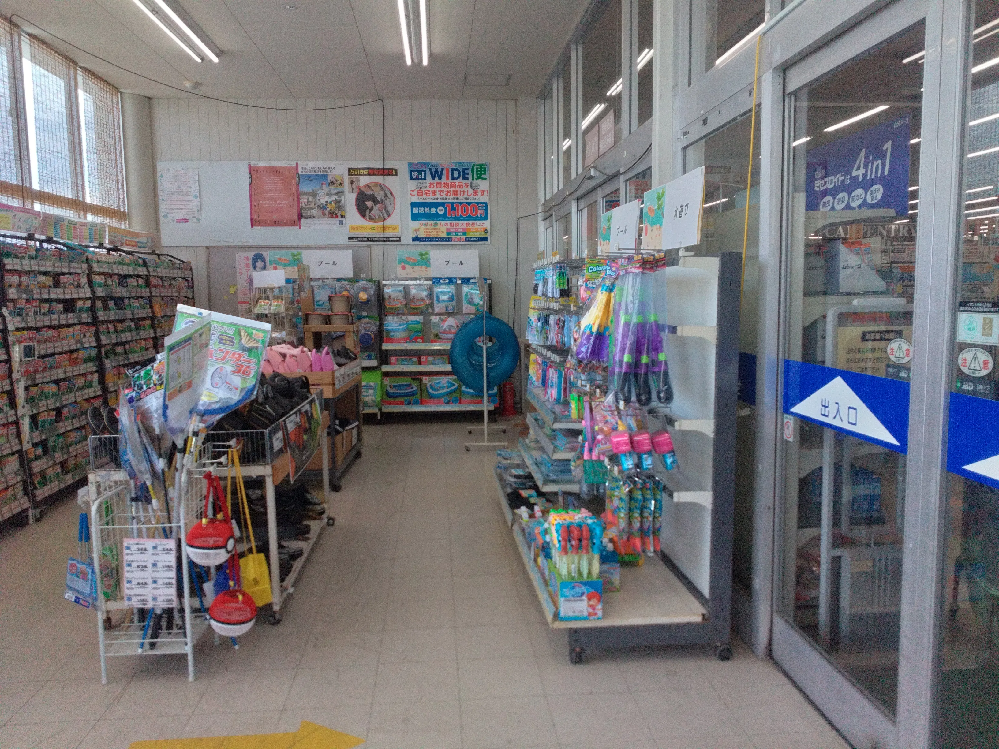 【ホームワイド挾間店（大分県）】店内　風除室　催事スペース