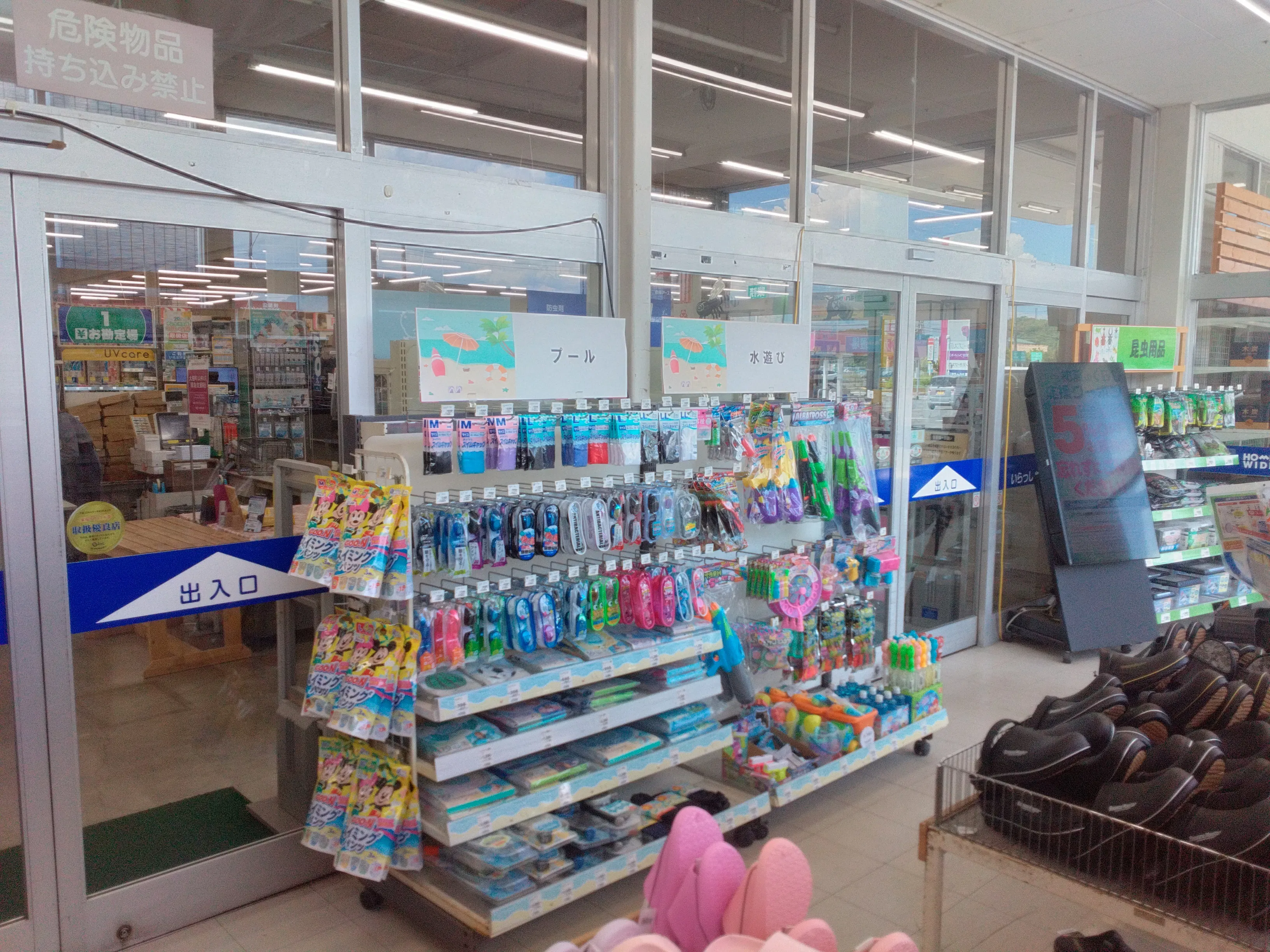 【ホームワイド挾間店(大分県)】店内 風除室 催事スペース
