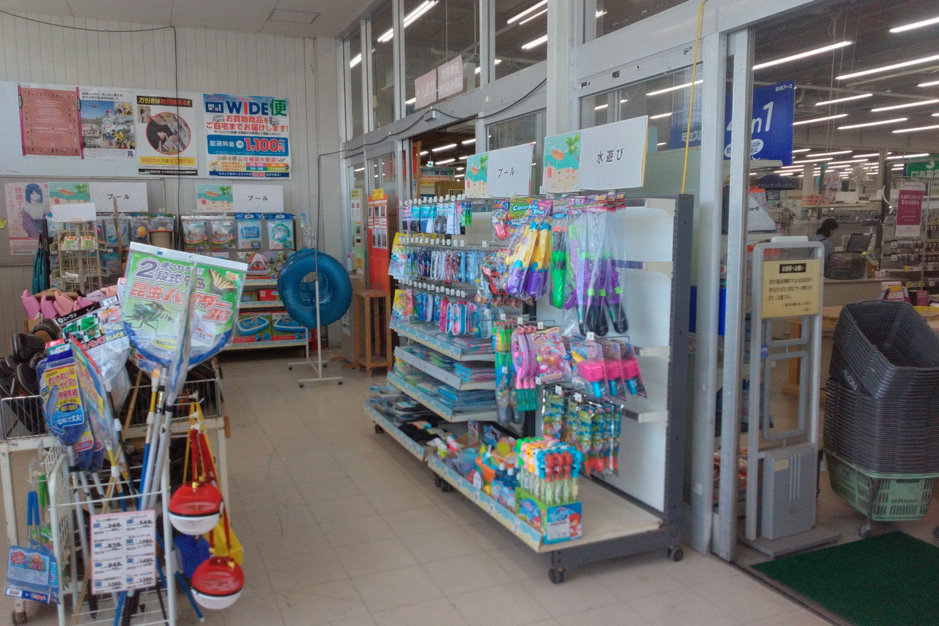 【ホームワイド挾間店(大分県)】店内 風除室 催事スペース