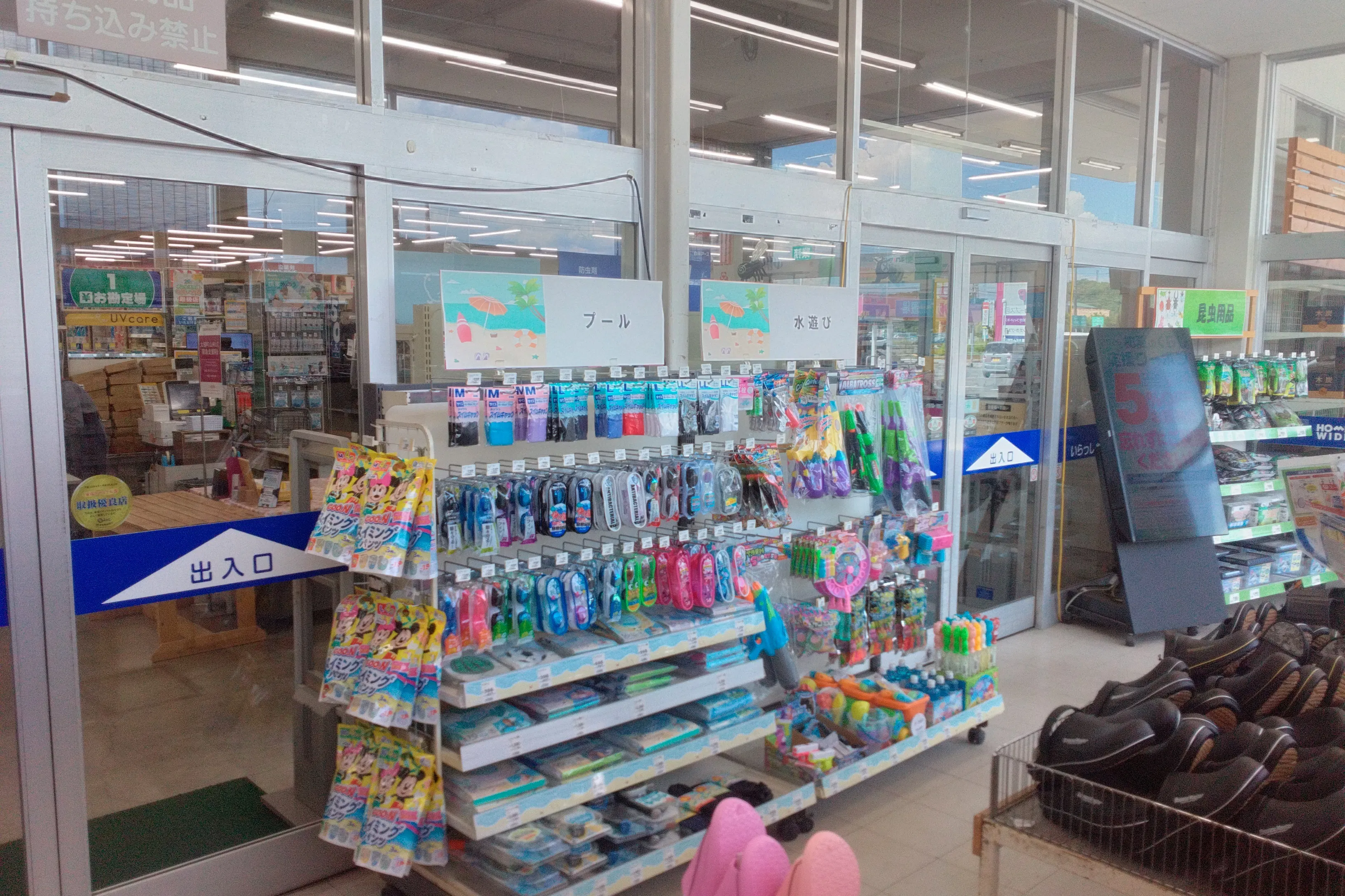 【ホームワイド挾間店(大分県)】店内 風除室 催事スペース