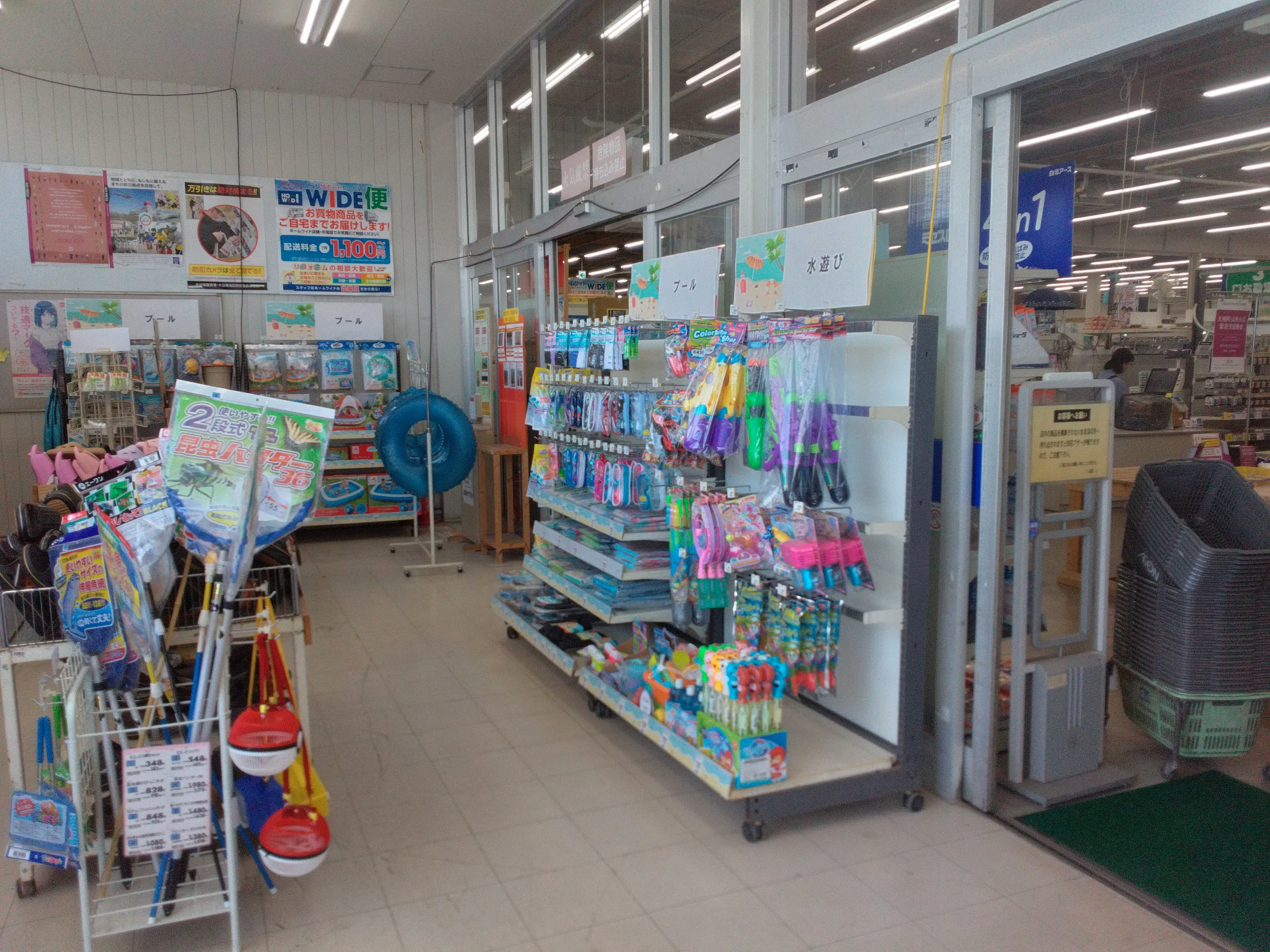 【ホームワイド挾間店（大分県）】店内　風除室　催事スペース