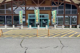 【ダイナム長野佐久店】キッチンカーや各種プロモーションイベントでの出店に最適なアミューズメント施設のイベントスペース