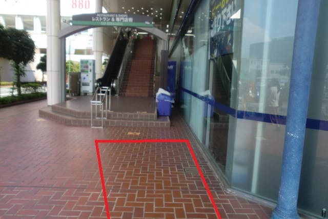 【松竹大船ショッピングセンターA区画】キッチンカー出店やプロモーションに最適!正面口付近のエスカレーター登り口前にある屋根付き屋外イベントスペース