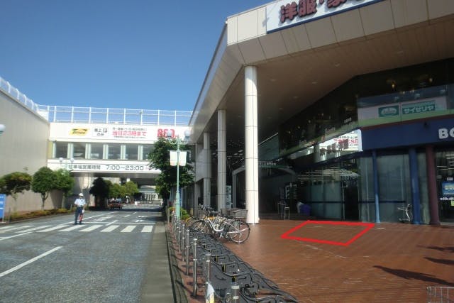 【松竹大船ショッピングセンターA区画】キッチンカー出店やプロモーションに最適!正面口付近のエスカレーター登り口前にある屋根付き屋外イベントスペース