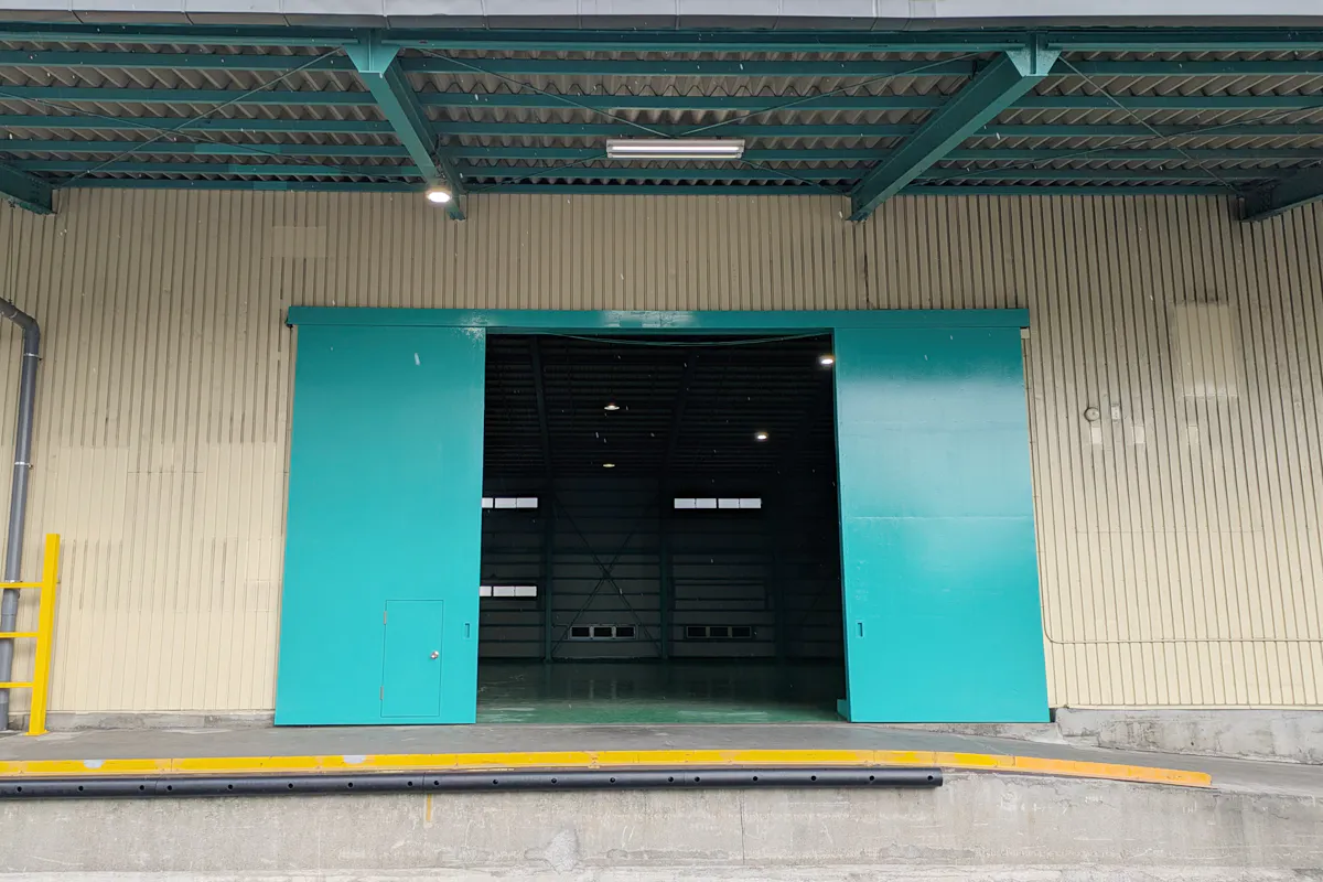 【北戸田駅8分|Studio INDIGO】天井高9.5m・車両搬入もできる3区画一棟貸しの大型倉庫イベントスペース