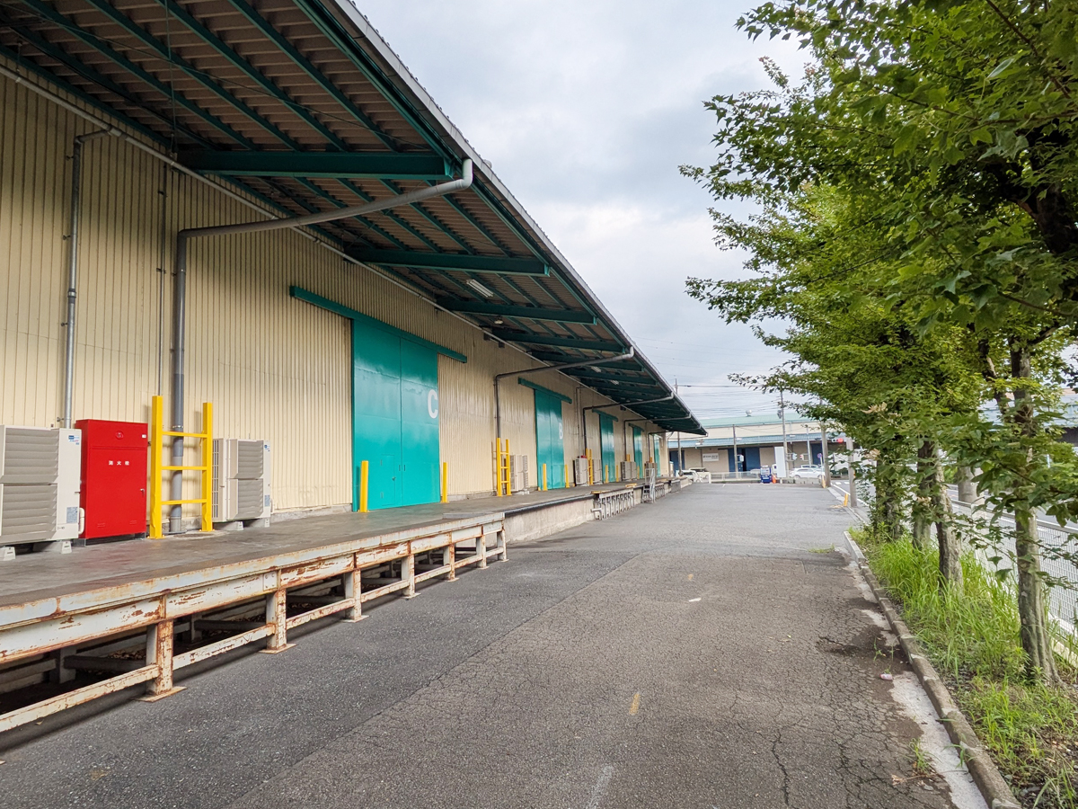 大型車も複数台駐車可能な搬入ヤード。