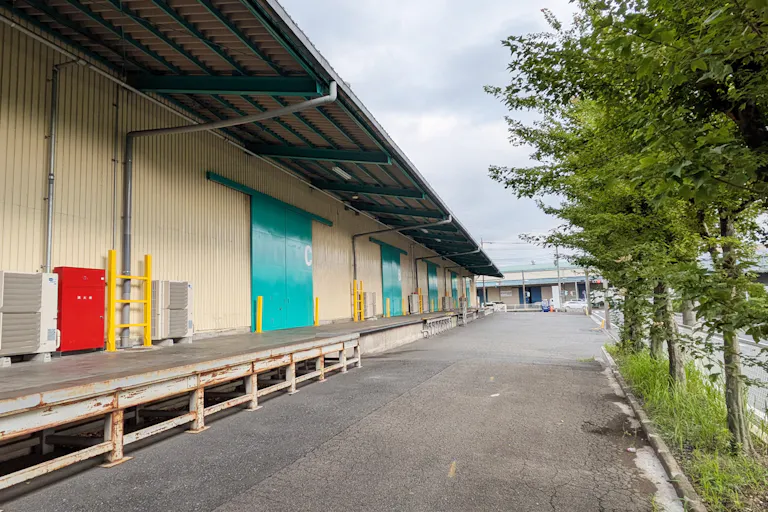 大型車も複数台駐車可能な搬入ヤード。