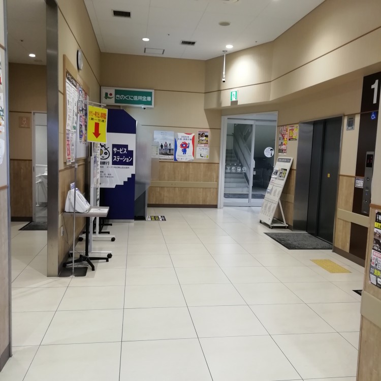 【オークワ田辺東山】プロモーションに利用可能なエレベーター付近のスペース