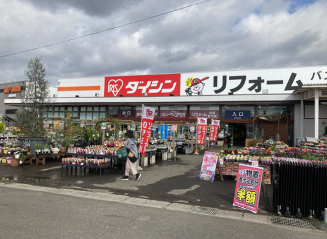 【ダイシン泉店】1番レジ側中央通路付近　プロモーションや物販に最適なホームセンター内階段前の催事イベントスペース