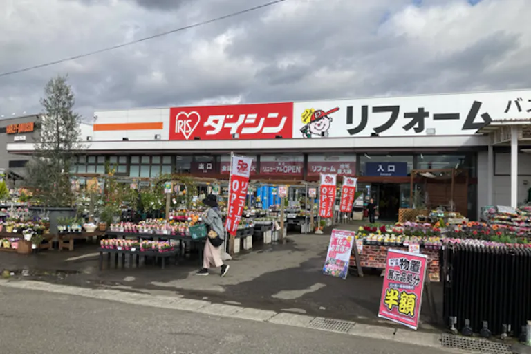 【ダイシン泉店】1番レジ側中央通路付近 プロモーションや物販に最適なホームセンター内階段前の催事イベントスペースの画像2