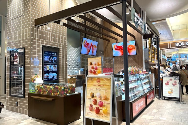 吊り下げ式のデジタルサイネージが2画面ございます。