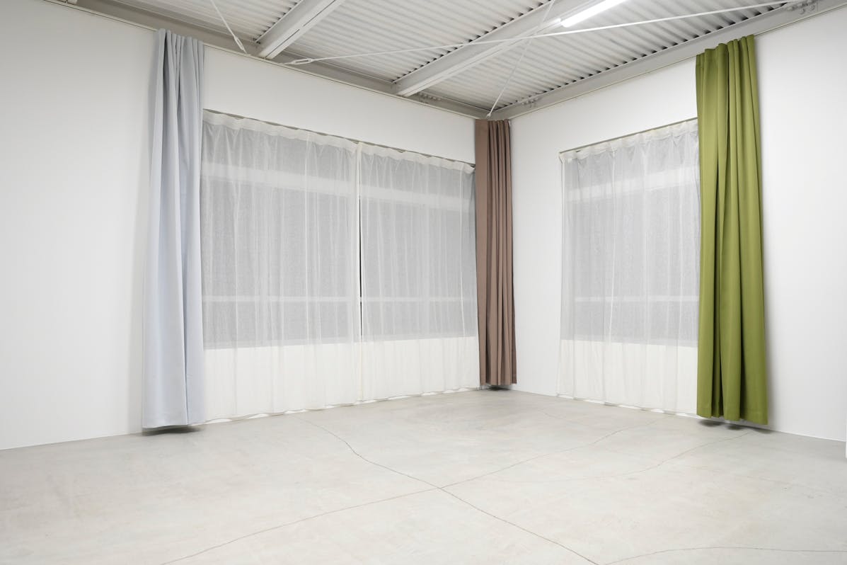 【駒場東大前駅10分】アパレル撮影等に最適なモルタルとウッドのバリエーションが撮れる自然光スタジオ