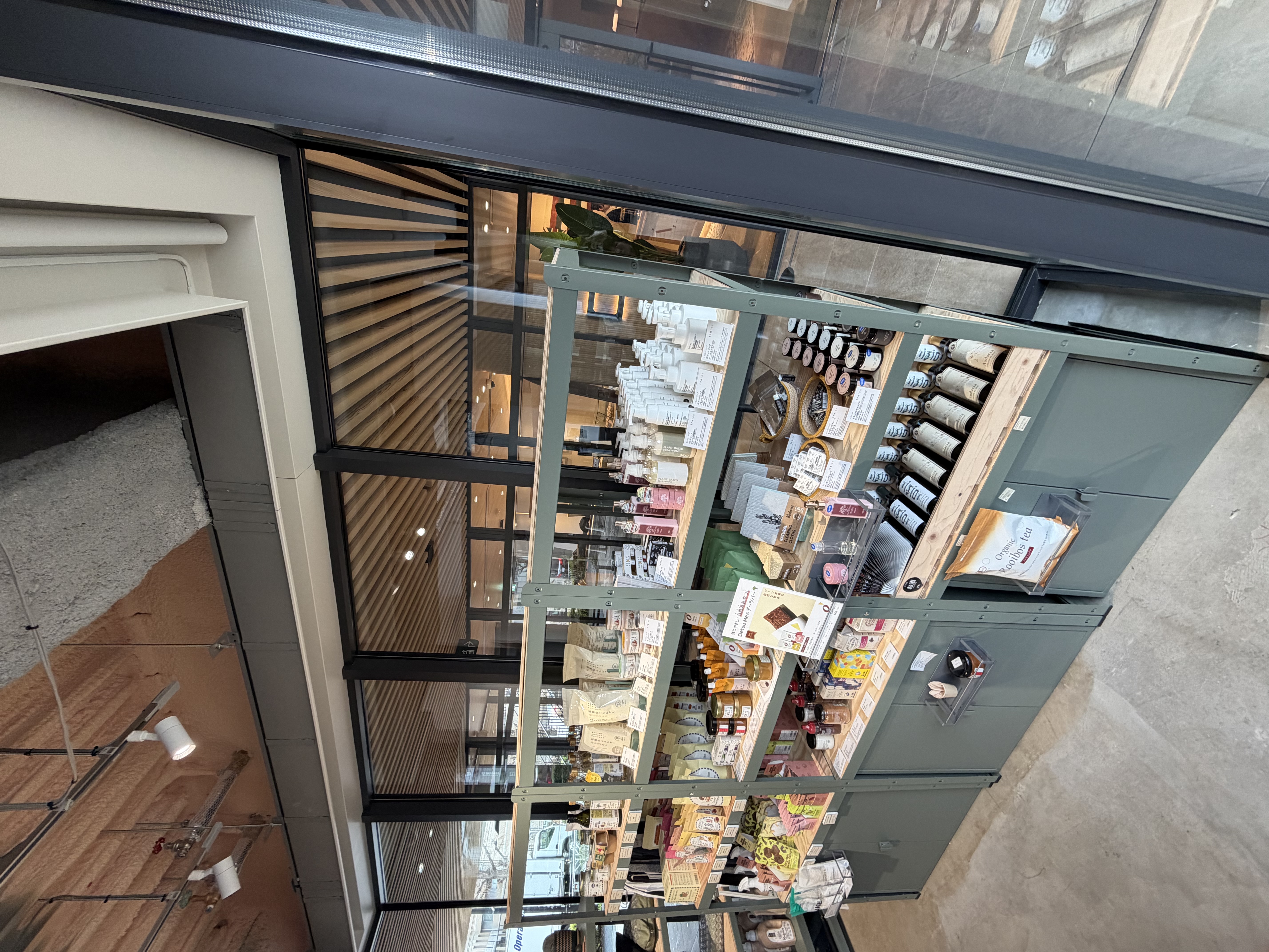 【明治神宮前〈原宿〉駅9分】併設ショップ