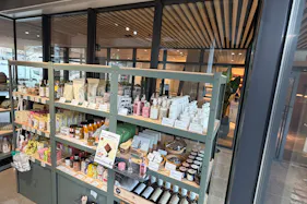 【明治神宮前〈原宿〉駅9分】 公園の緑と自然光に包まれたイベントスペース|販売サポート付き