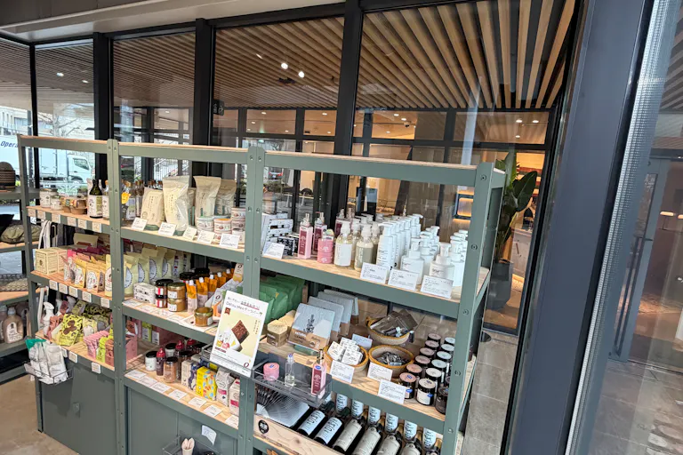 【明治神宮前〈原宿〉駅9分】併設ショップ