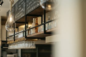 【田町駅7分】ロケ等の撮影用途やクローズドイベント、オフサイトミーティング等に最適な一面ホワイトとウッドを基調としたイベントスペース