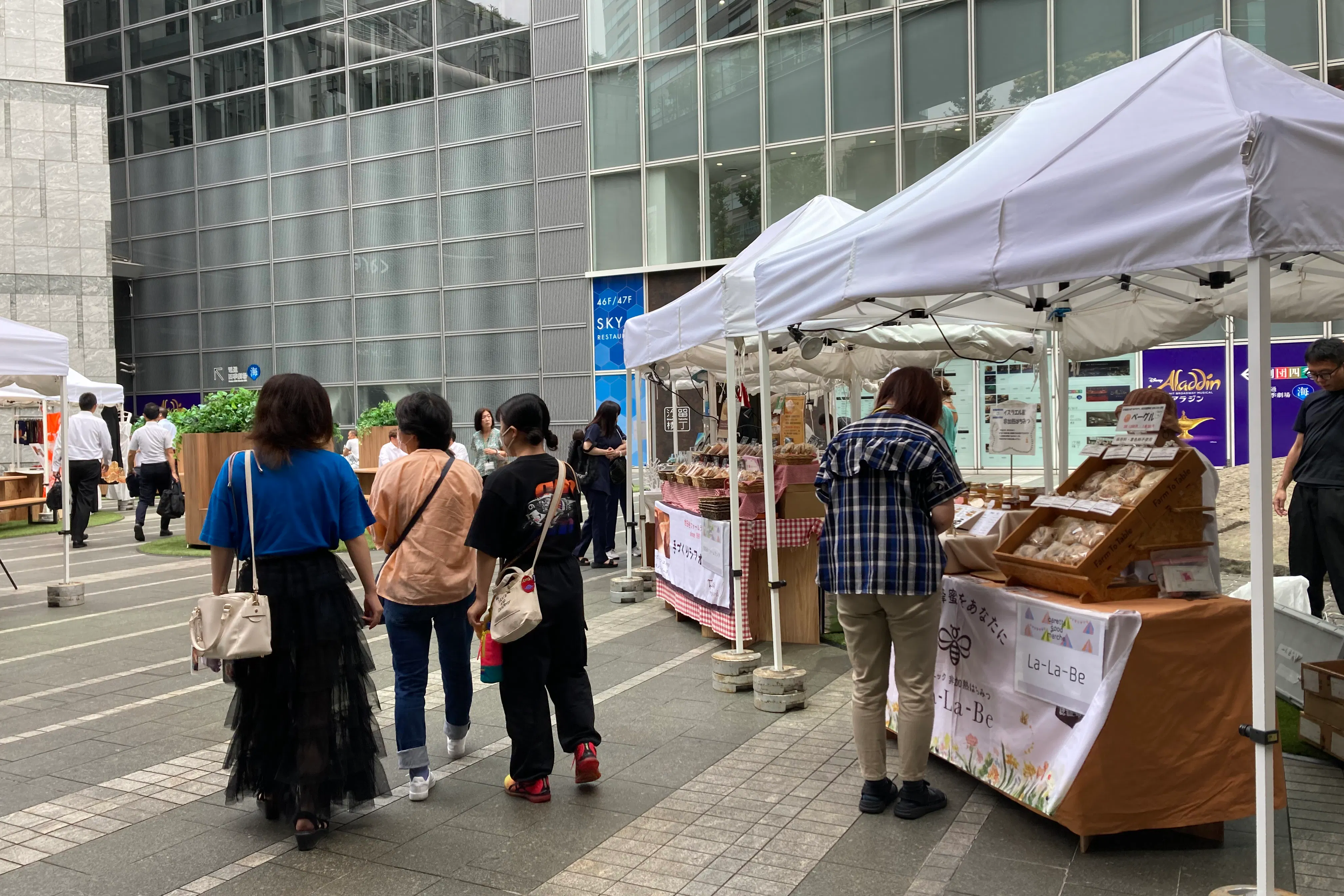 【カレッタ汐留|汐留駅1分】月間約52万人が訪れる複合施設入口手前の屋外イベントスペース②