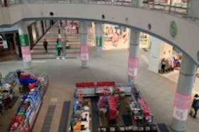 【イオンモール広島府中】モール内広告 柱巻き