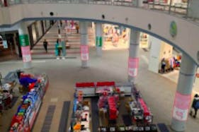 【イオンモール広島府中】モール内広告 柱巻き