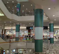 【イオンモール広島府中】モール内広告 柱巻きの画像