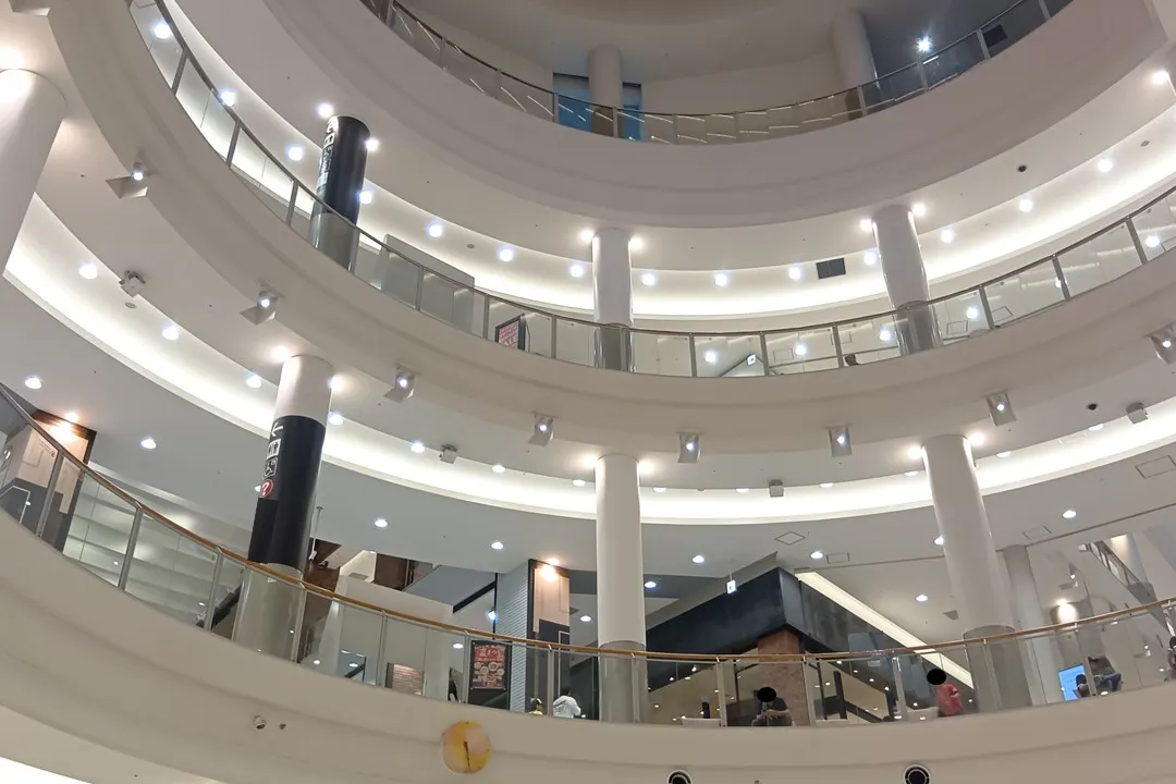 【イオンモール広島府中】モール内広告 柱巻き