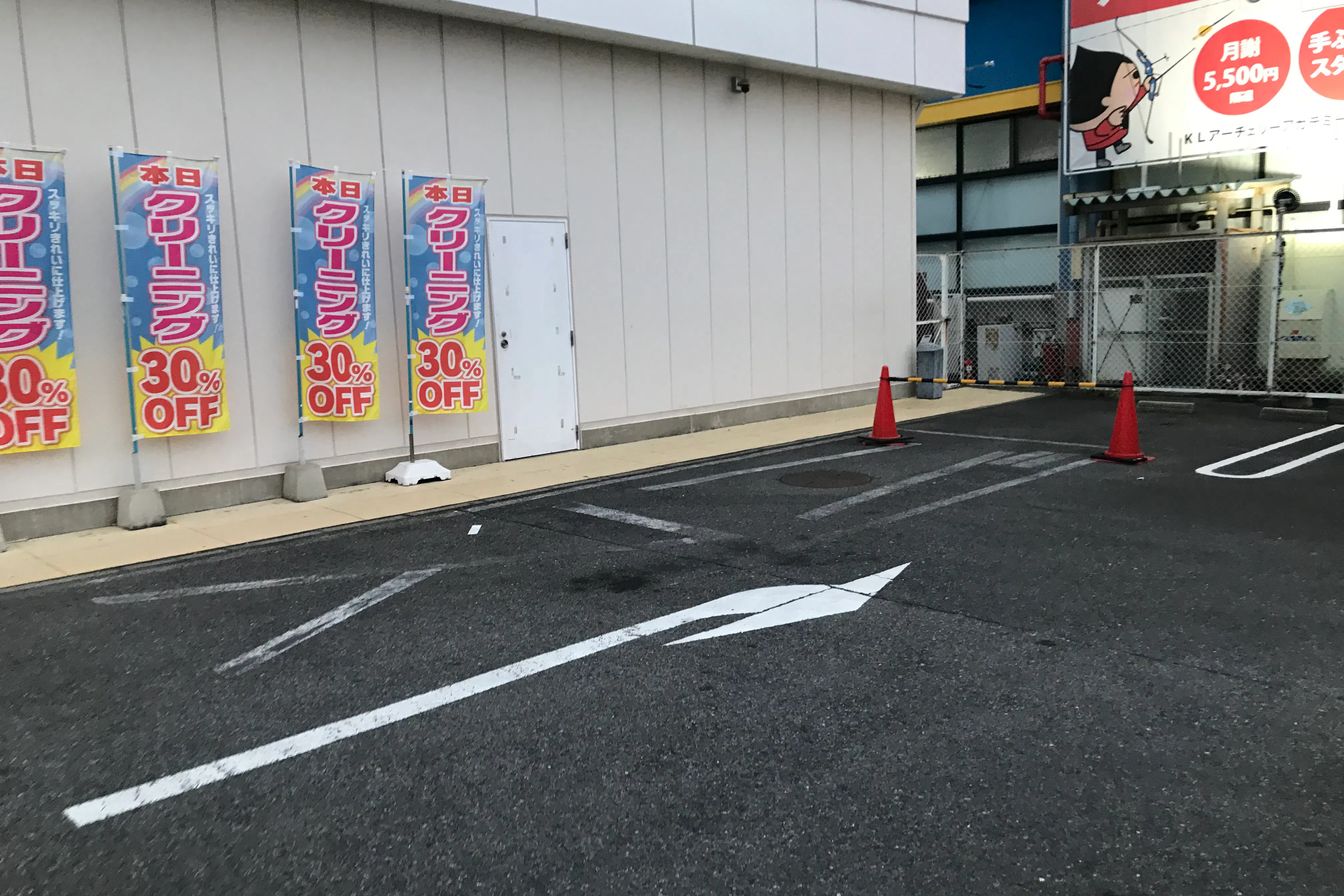 【西友 勝川店】1階 駐車場 キッチンカー・コーヒーテイクアウトや、クレープ・たいやき・焼きそば・お好み焼き・焼き鳥 など販売におすすめな屋外催事イベントスペース