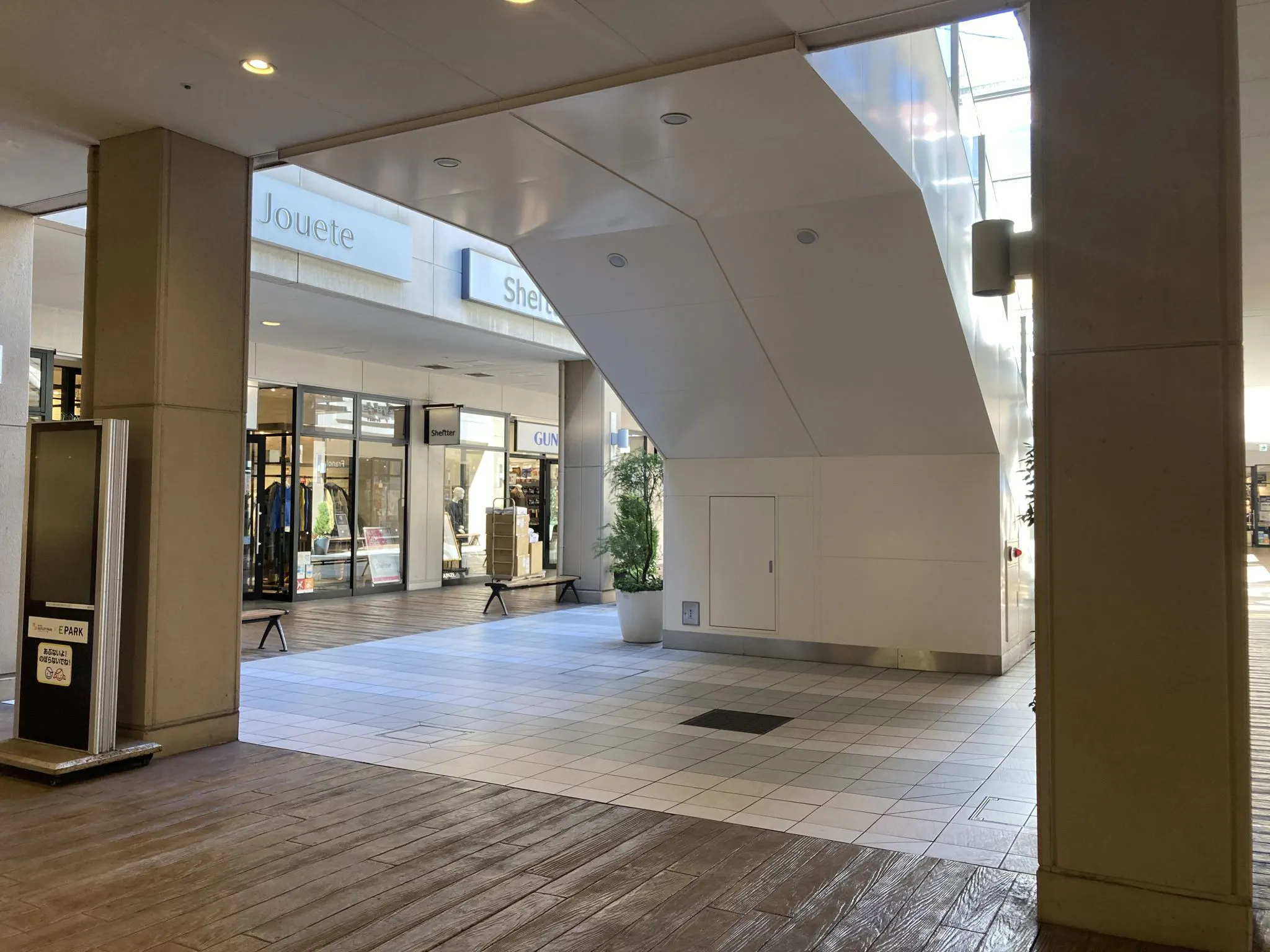【三井アウトレットパーク 幕張】D-SITE 1階 エスカレーター下