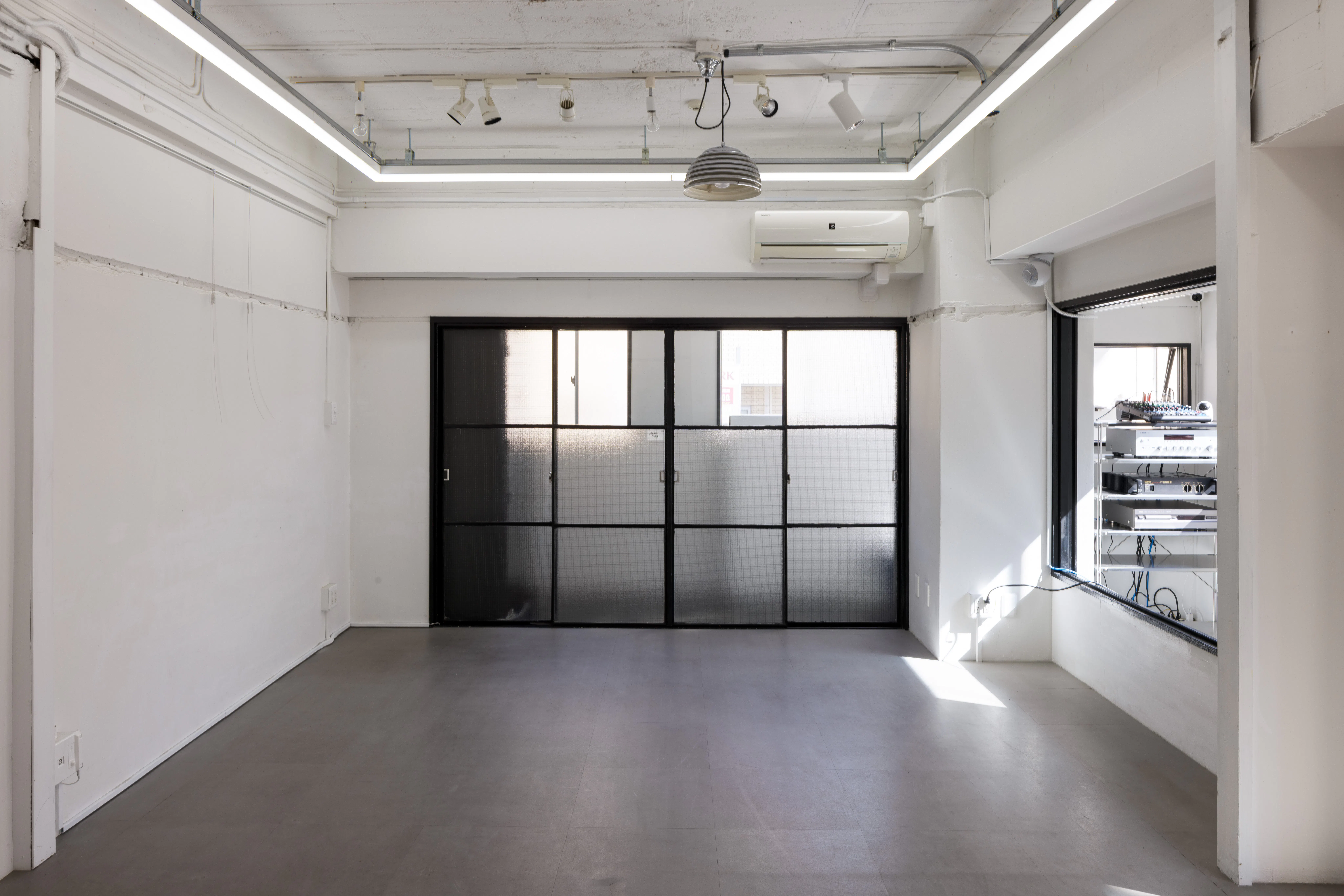【中目黒】目黒川沿いの撮影・展示スタジオ（43㎡）｜自然光あり
