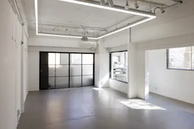 【中目黒】目黒川沿いの撮影・展示スタジオ(43㎡)|自然光あり