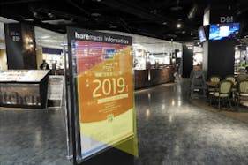 【イオンモール岡山】モール内広告 柱巻きポスター・三⾓什器ポスター