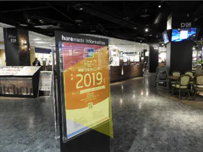 【イオンモール岡山】モール内広告 柱巻きポスター・三⾓什器ポスター