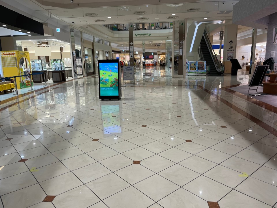 【イオンモール新居浜】『1F 催事スペースD』ｰメインのイベントコートに面し、周辺にレストラン街がある通行量の多い展示やPRに最適な小規模スペース