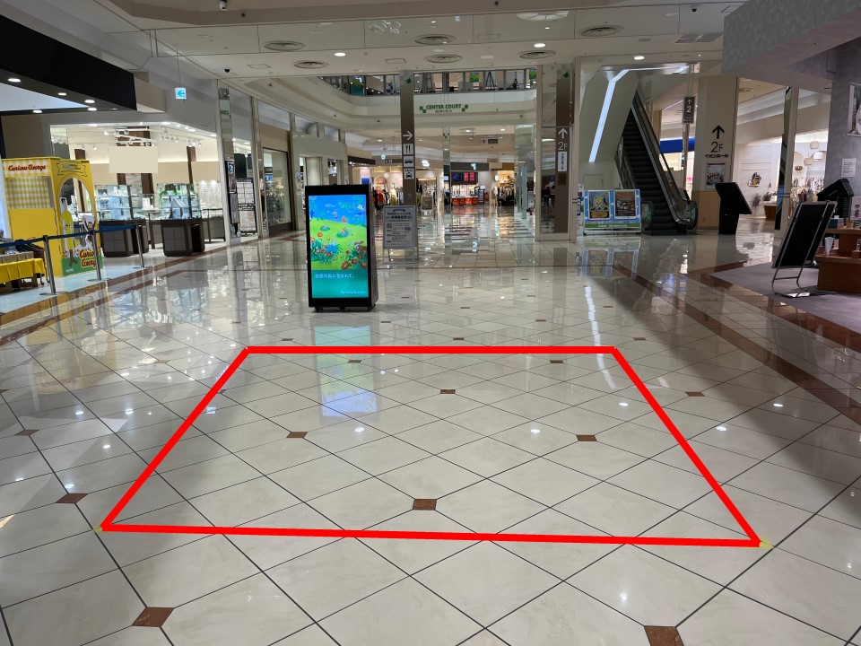 【イオンモール新居浜】『1F 催事スペースD』ｰメインのイベントコートに面し、周辺にレストラン街がある通行量の多い展示やPRに最適な小規模スペース