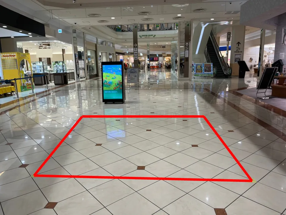 【イオンモール新居浜】『1F 催事スペースD』ｰメインのイベントコートに面し、周辺にレストラン街がある通行量の多い展示やPRに最適な小規模スペース