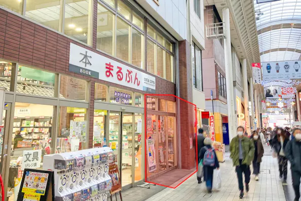 【金龍堂まるぶん店】通町筋駅・水道町駅から4分!プロモーションに最適な熊本県下随一の繁華街である上通アーケード内書店の軒下催事スペース