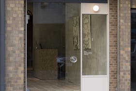 【新御徒町駅4分】個展やグループ展等のアート展やアパレルのポップアップストア、展示販売会に最適な視認性の良い路面のギャラリースペース