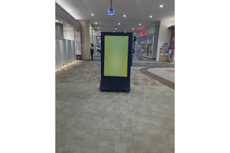 2Fメイン通路にある両面サイネージ(地図赤丸部分)