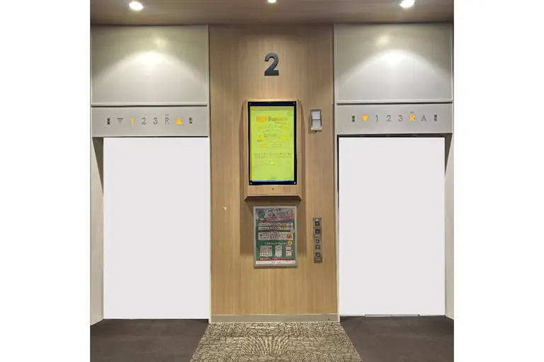 エレベーター付近片面サイネージ(地図青丸部分)