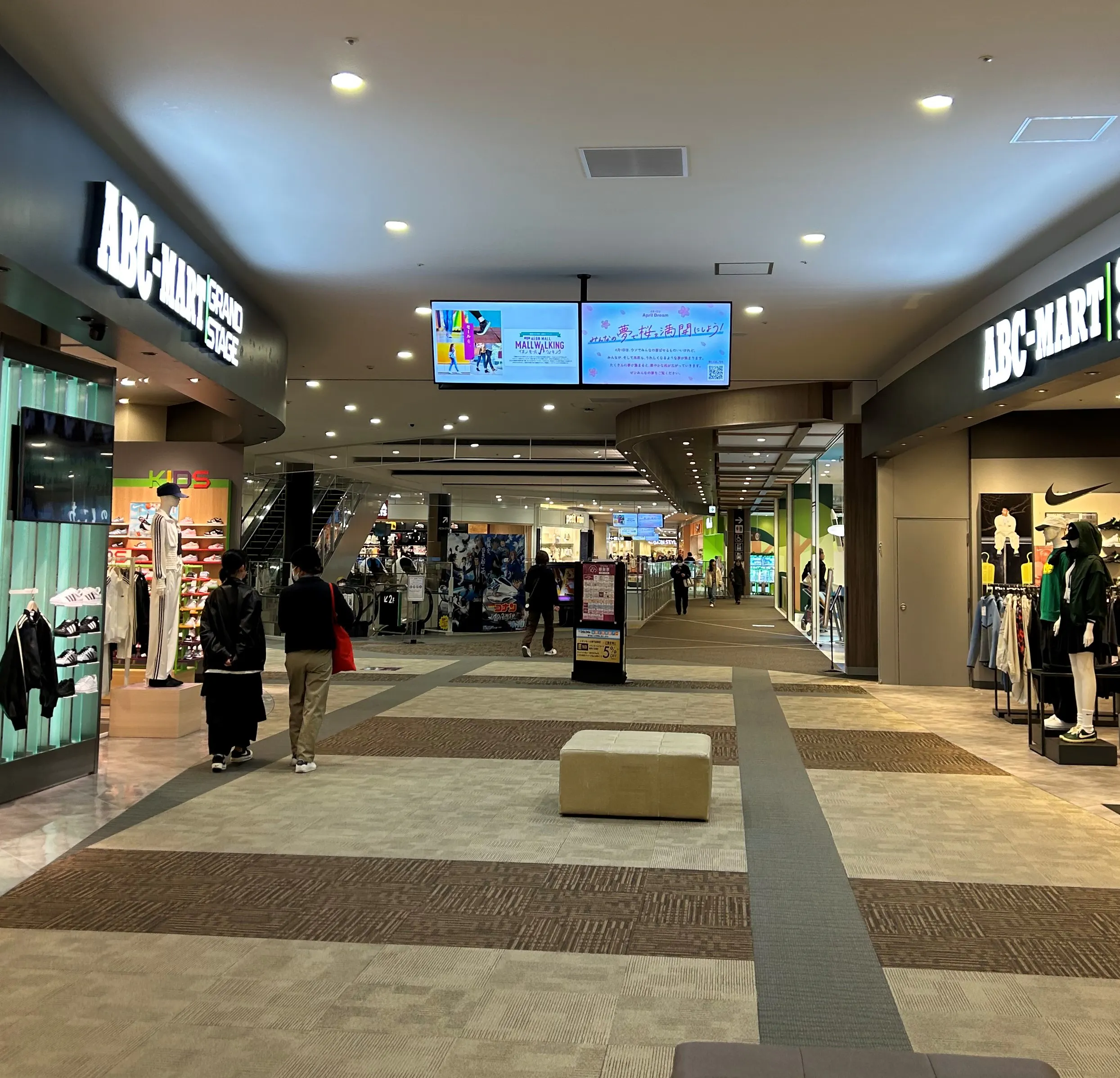 【イオンモール新小松】モール内広告 天吊りサイネージ