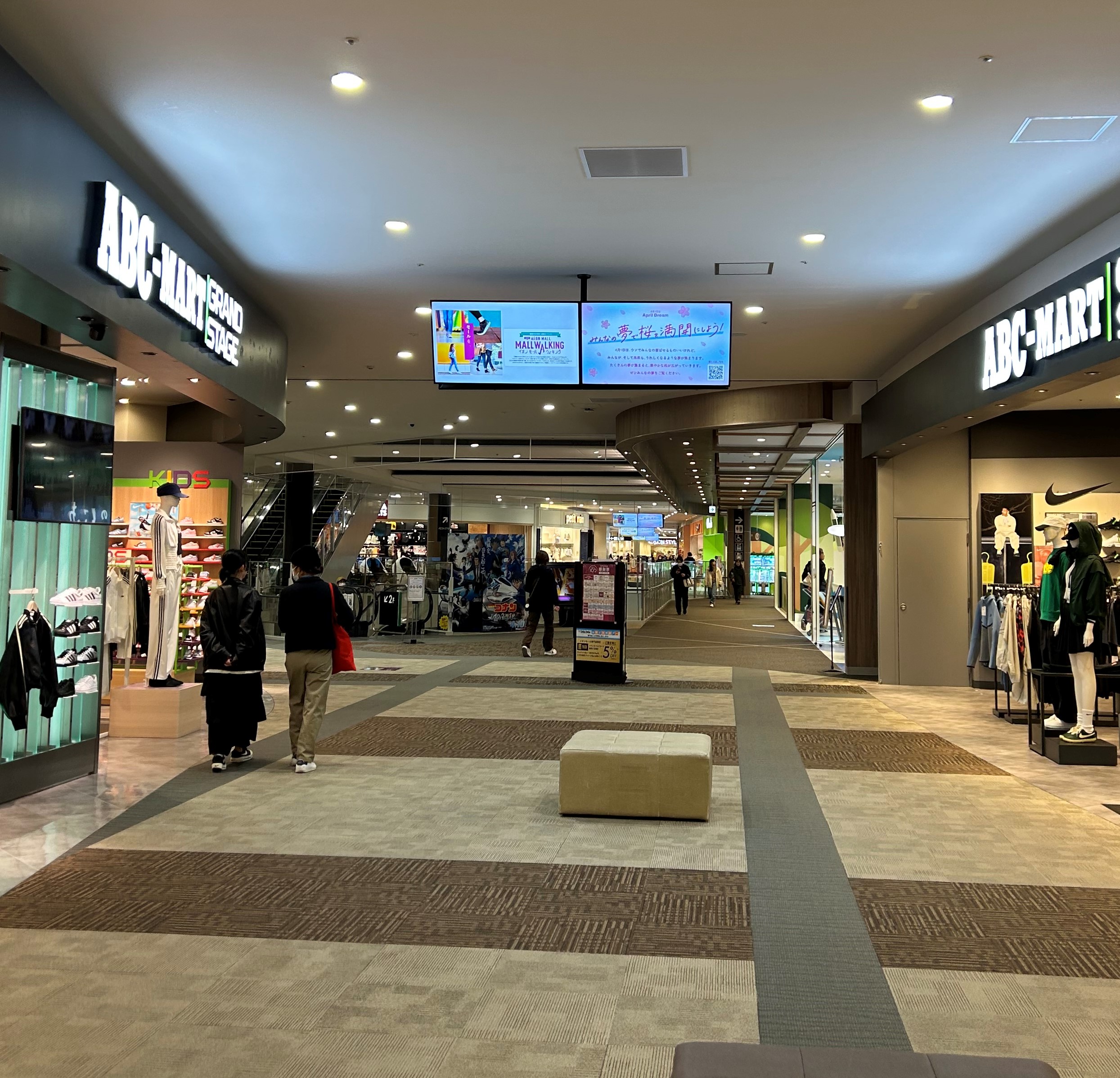 【イオンモール新小松】モール内広告 天吊りサイネージ