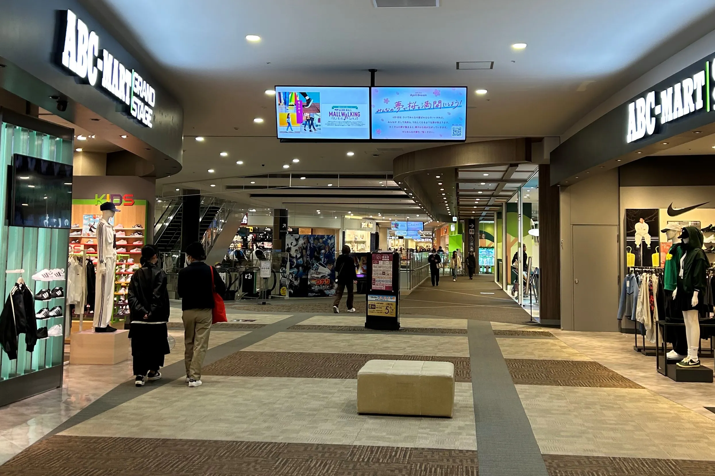 【イオンモール新小松】モール内広告 天吊りサイネージ【最低利用2週間10万円~】