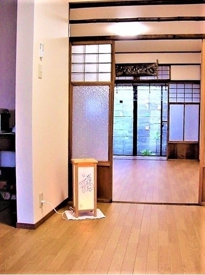 町家の最初の間から奥の間を見る