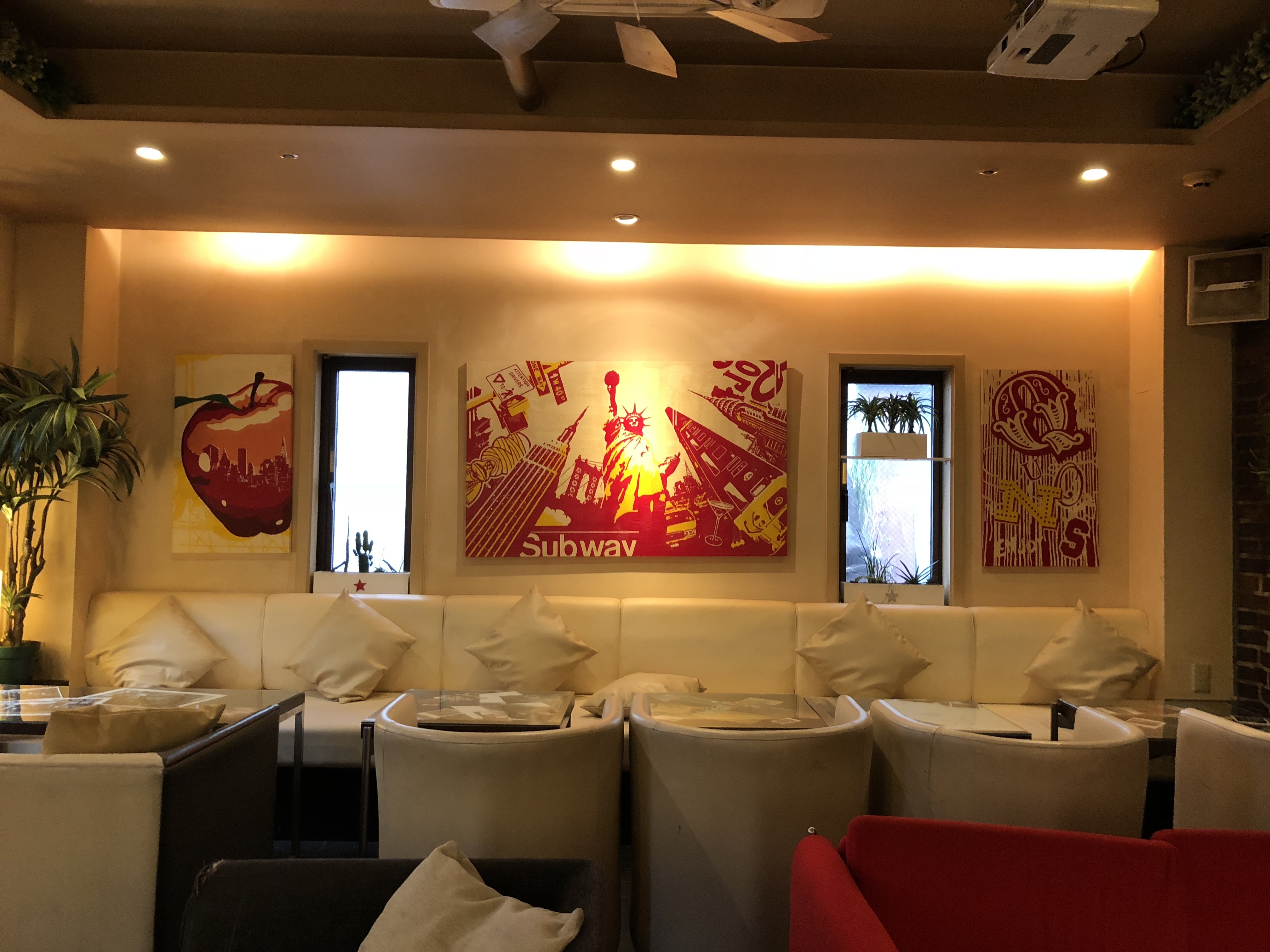 ラウンジ（2F）は最大35名を収容可能です。